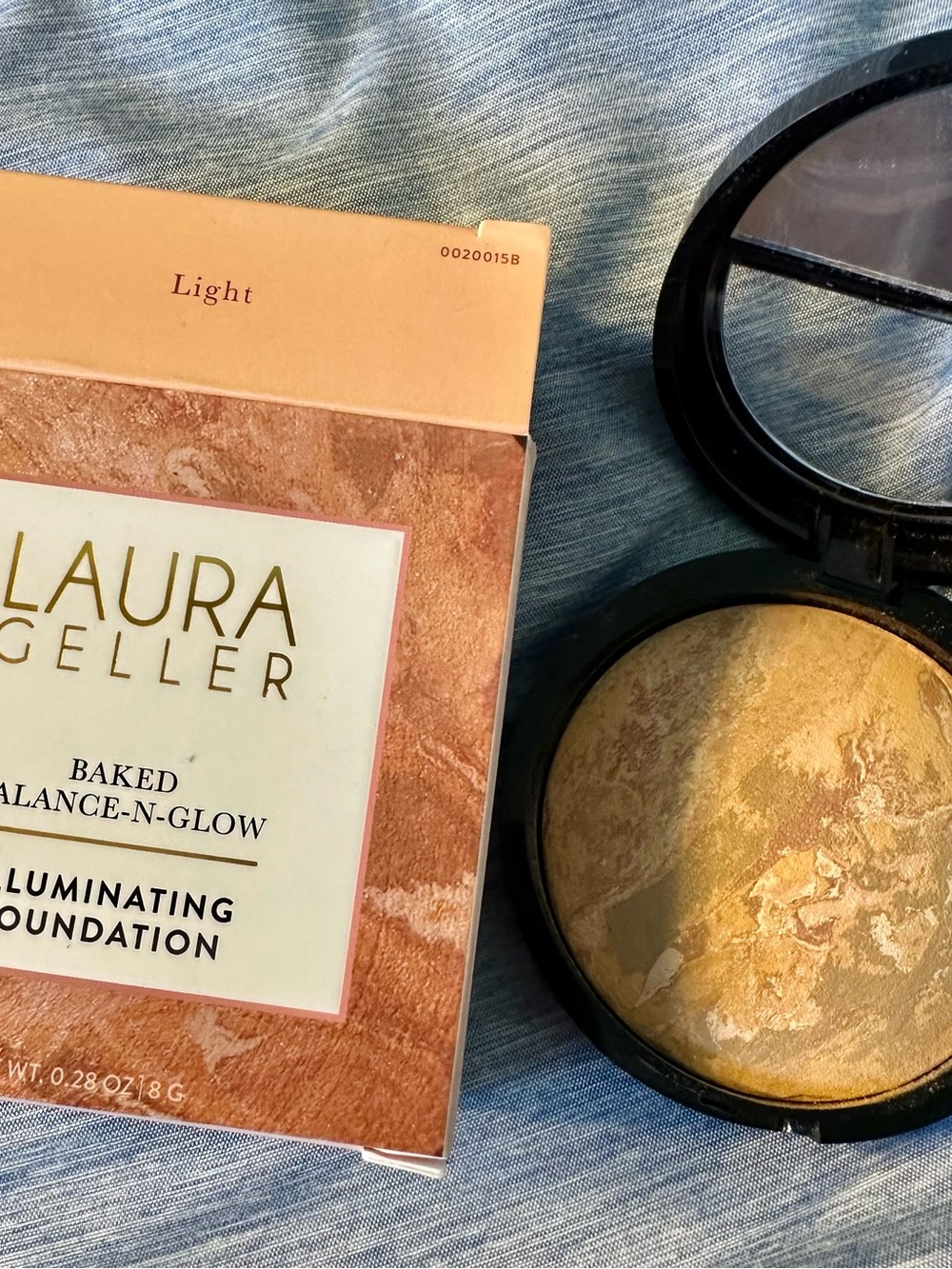 Laura Geller Illuminating Baked Compact foundation in Light - Gold & Peach Tones